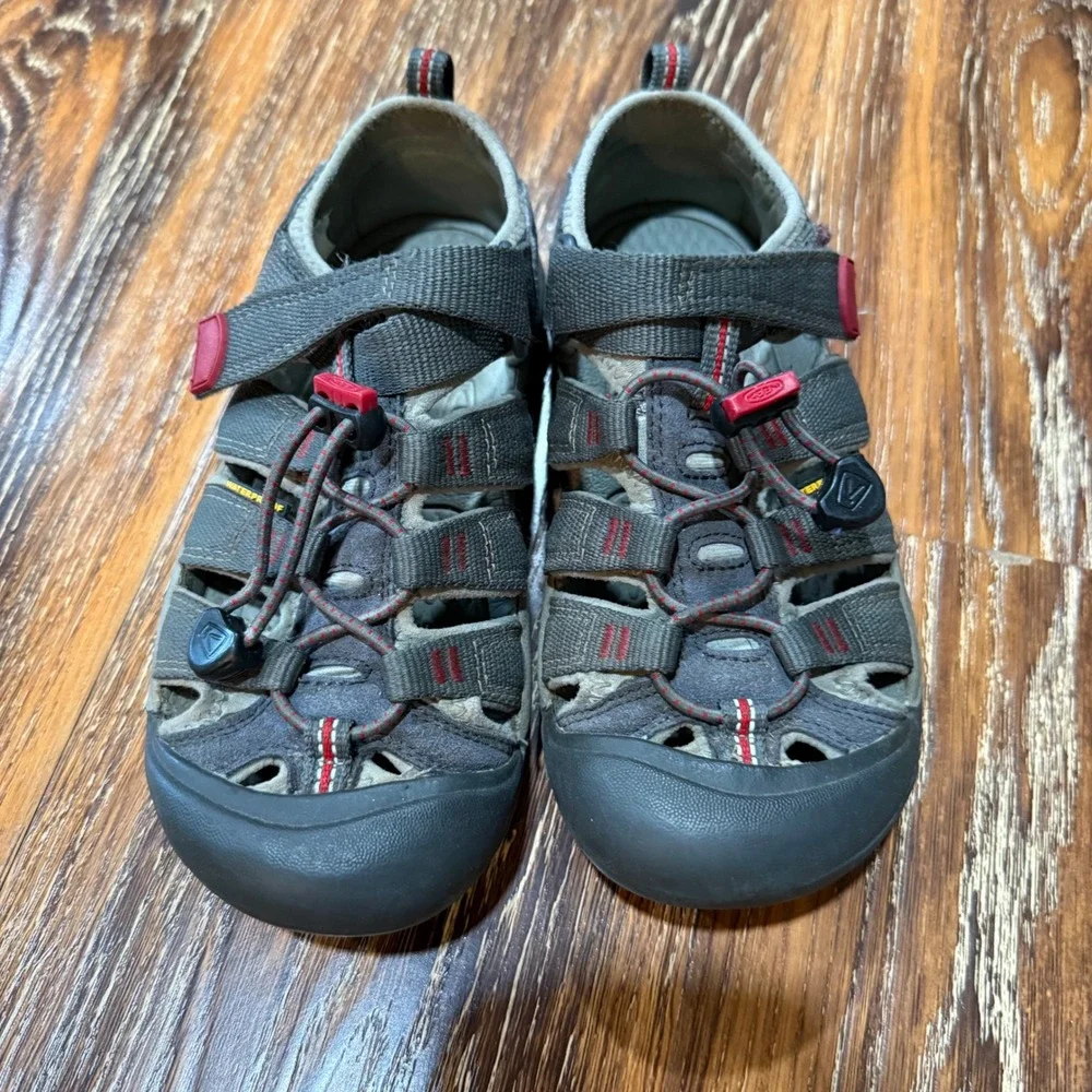 Keen Newport H2 Kids Size 2 Gray Red Waterproof Sport Sandals Shoes 34 EU